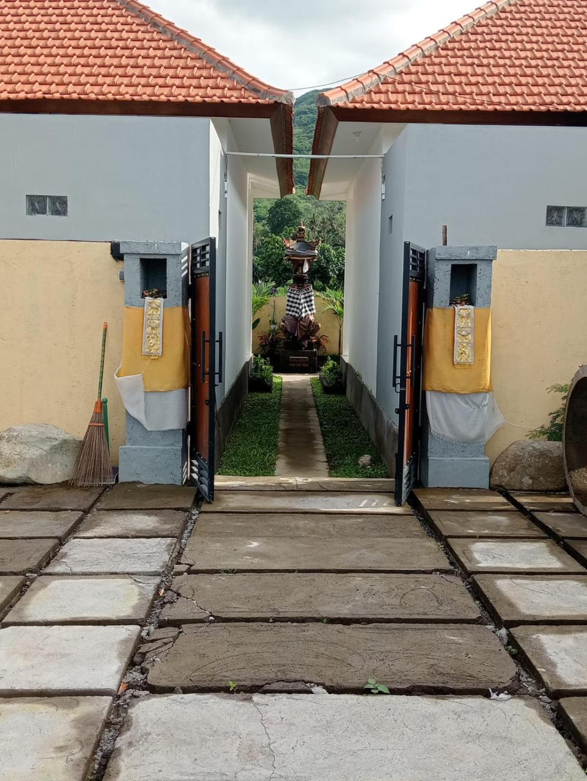 Amed Yudhadewata Hotel Buitenkant foto